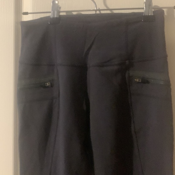 Lululemon size 4 , charcoal grey, very good condition. - Picture 4 of 4